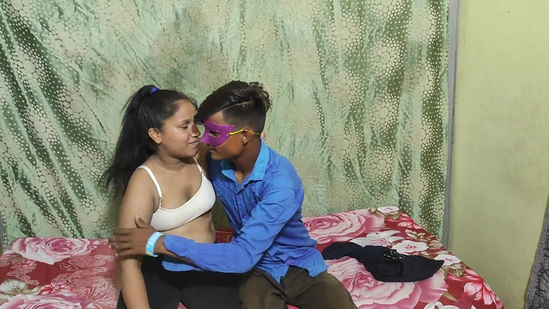 Indian college girls sex: Succosa ragazza indiana della porta accanto con tette naturali che...