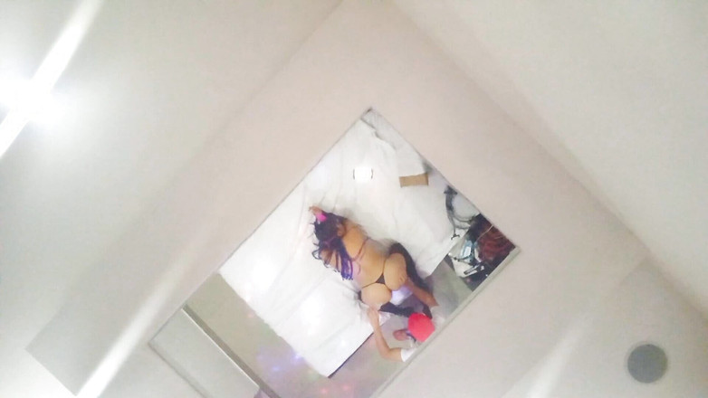 Martin13: 오일 마사지를 받기 위해 방에서 혼자 있는 순간을 부탁하는 카바레 여자.