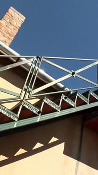 Trojka se zralou ženou s malými přírodními kozami blondýna chce mít pusu naplněnou monstrózním ptákem