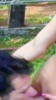 Blonďatá hubená Ladyboy potřebuje tlustého ptáka pro venkovní anální sex