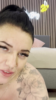 Fortement fessée et portée à l’orgasme