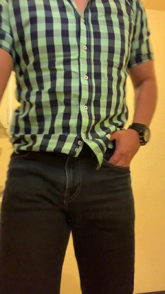 PropertyofMilton: 穿红色衣服的男人。