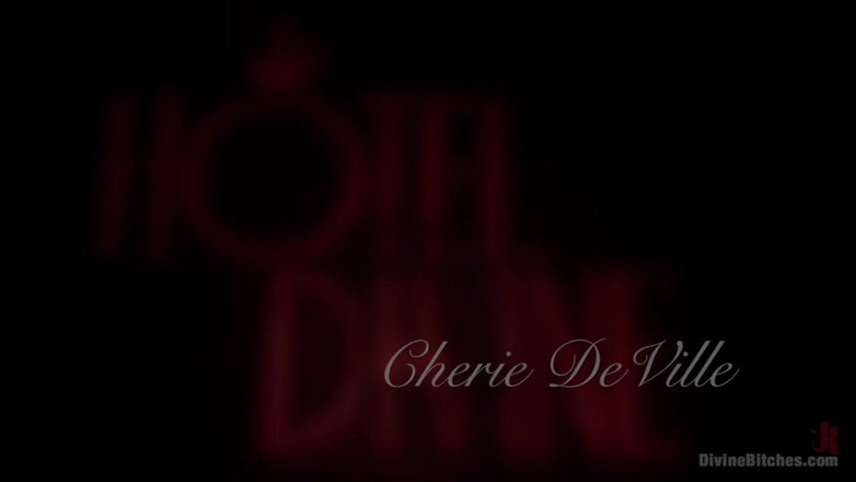 Divine Bitches by Kink: Hotel Divine'a hoş geldiniz