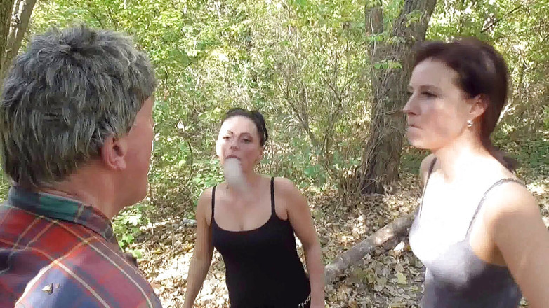 Femdom Austria: Ich demütige ihn mit ihren spucken und schleime im wald