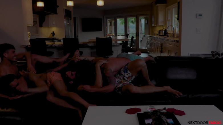 Next Door Studios: Nevlastní bratři se připojí po dni na pláži - NextDoorTaboo