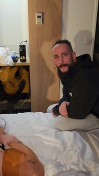 Ett fan som träffas på en kamera knullar min röv, sprutar och sperma på ett hotell