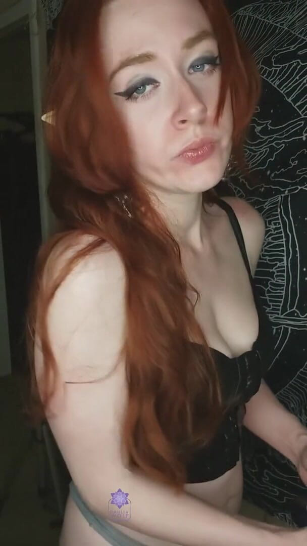 Dahlia Wolf: Sexy elfo fuma