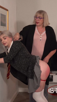 Trasă de urechi și pedepsită