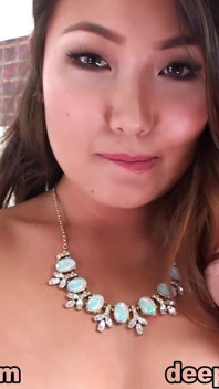 Söt asiatisk tonåring Jade Luv POV deepthroat avsugning sperma svälja