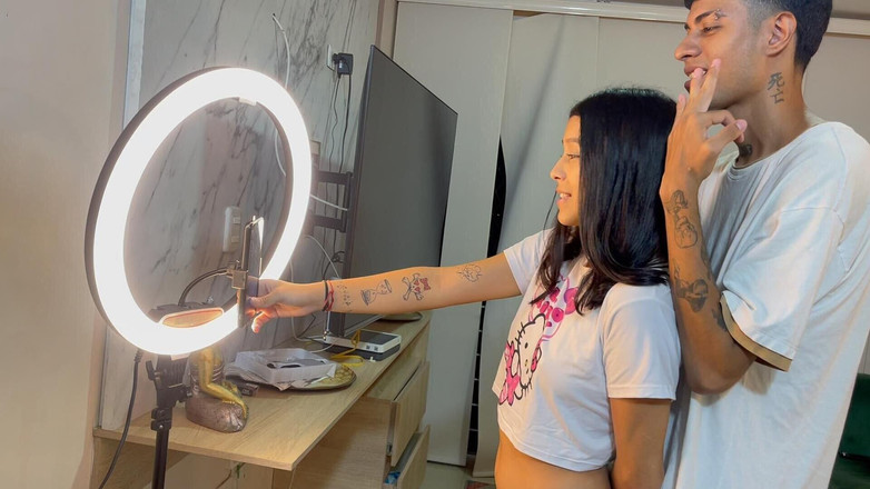 DereckandZoe: Pomáhám své malé nevlastní sestru na jejích sociálních sítích, abych...