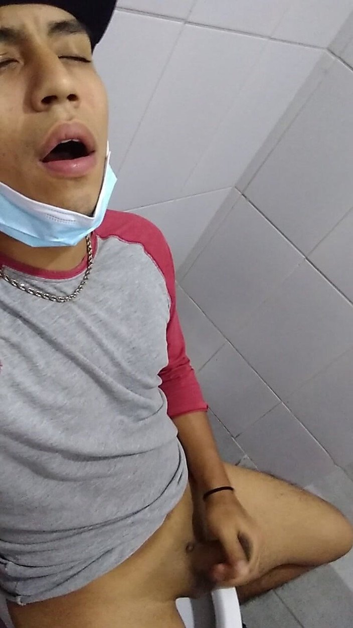 AlexAlejandro13: Заходить у ванну кімнату