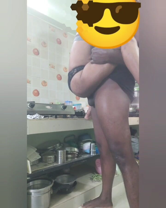 Tamilnaduu: Indiana meia-irmã cozinhando na cozinha fodida por seu meio-irmão parte 2