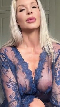 Sheer Temptation'a sarılmış