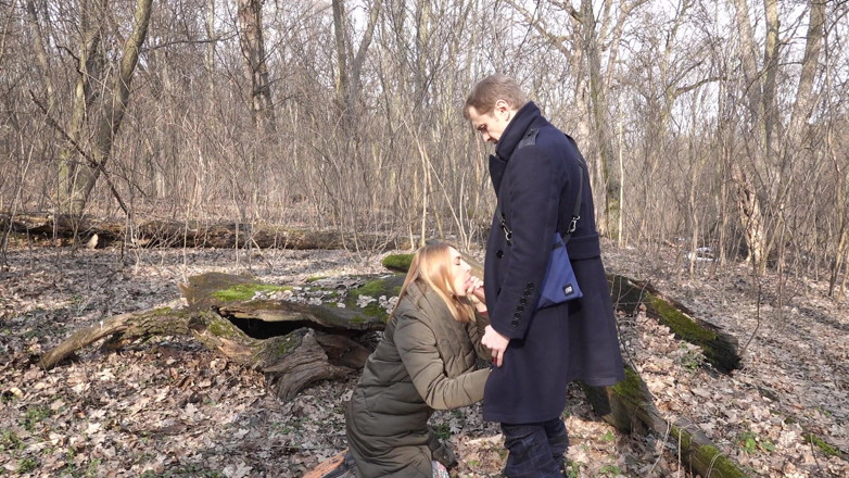 Anal Fans Couple: Pretty girl made a sweet quick blowjob in the woods...