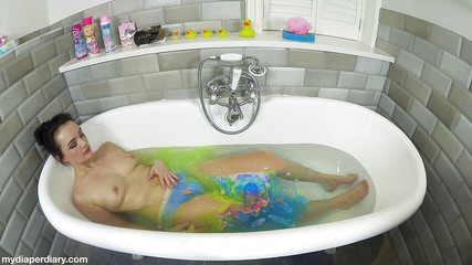 Faye Taylor: Koupelová bomba a hraní