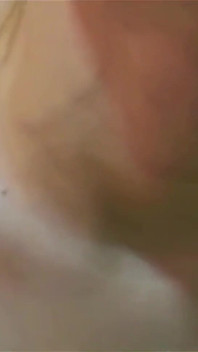 Azgın üvey kız kardeş yeni elbiseler denerken üvey kardeşini baştan çıkarıyor - fışkırtıyor