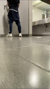 Caseiro - Colegas De Quarto Em Desafio Mútuo: Exponha Sua Bunda Enquanto Faz Xixi Em Mictório Público