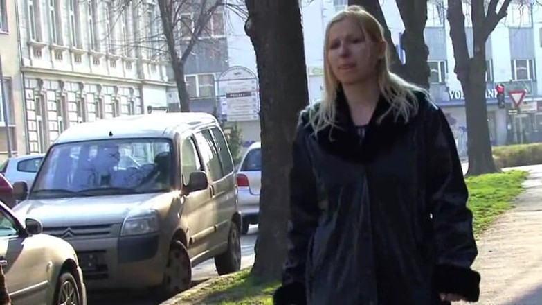 Femdom Austria: Si jalang blonde kencing di jalan bandar