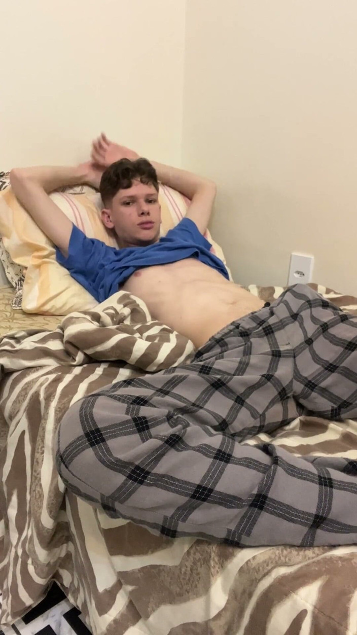 Kedoimath: Twink Showing Everything in the Bed Waiting for a Stepdaddy...