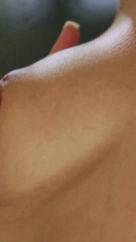 Smyslný lesbický sex s velkými prsy brunetka a sexy blondýna MILF