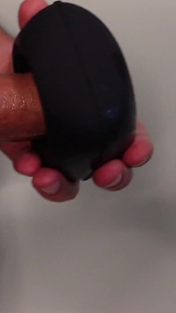 Prima dată cu un vibrator Ring Stroker