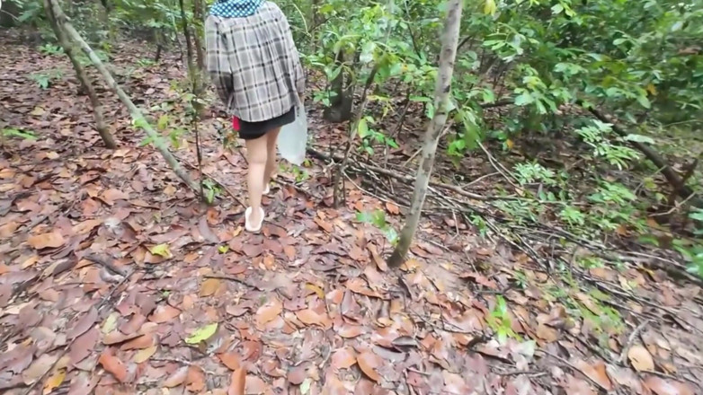 RealThaiSolo: Ragazze tailandesi che camminano e parlano e raccolta funghi nella...