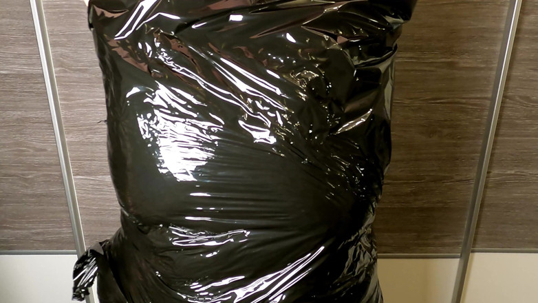 Bouncy Tits Action: Bungkus tubuh bagian atasmu dengan foil dan pukul payudaramu