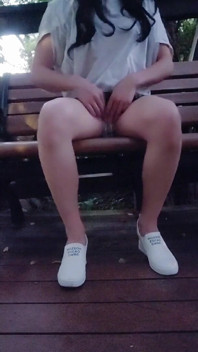 크로스드레서 팅쉬안은 순수한 모습을 위해 흰색 레이스 속옷을 입고 야외에서 노출된다