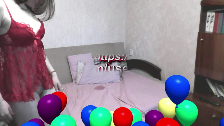 Assol: Assol, jolie fille sans culotte, se masturbe avec ses doigts...