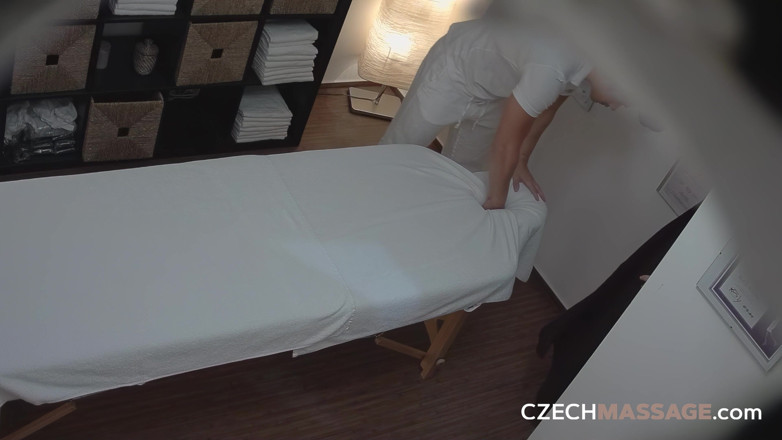 Czech Massage: Masaj ceh: o tânără țâțoasă are parte de un masaj erotic...