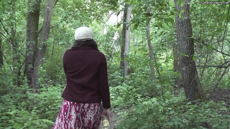 Cumdrinking Wife: Gangbang s Cizinci v lese