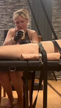 Vastgebonden aan bondagetafel scherp en geruïneerd
