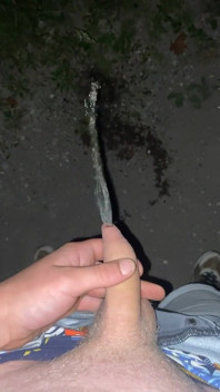 Náctiletý chlapec chčije venku