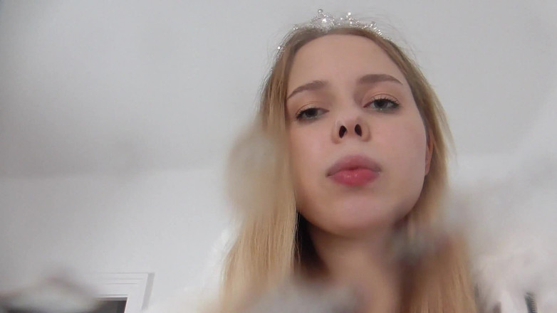 Solo Austria: Puteri Kelly yang tinggi meludah di muka dan mulut anda