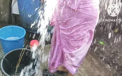 Anita Yadav tắm vào ban đêm