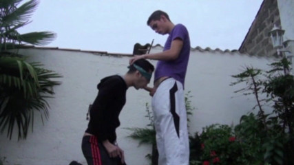 Crunch Boy: Scopata dal suo migliore amico in giardino
