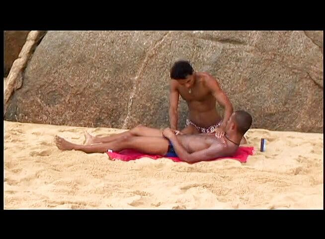 Bad Boyz: 在阳光下的海滩上玩后入式肛交