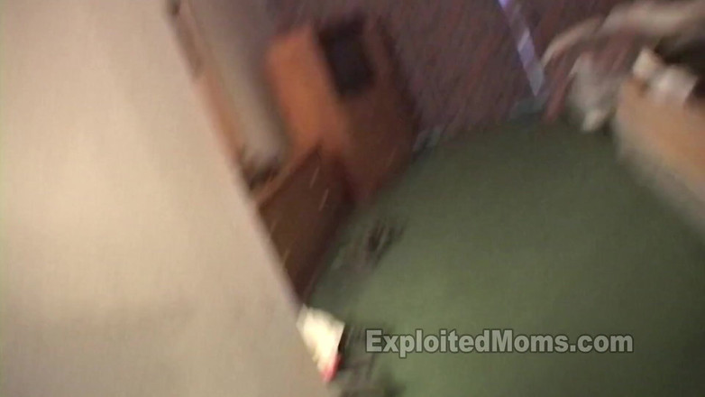 Xes Network: 핫한 핏의 타이트한 몸 미시 빨간 머리 웨이트리스가 흑인 대물 자지와 첫 포르노를 하는 핫한 밀프 인종 간 비디오