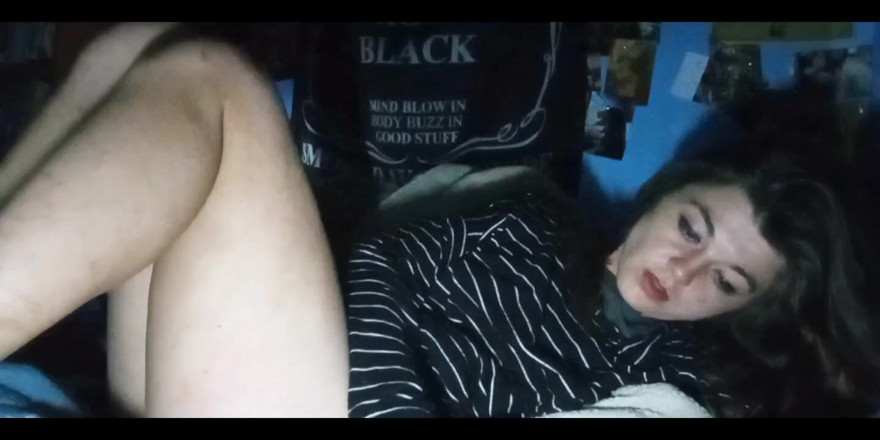 Freakshowsuckerr: 娇小淫娃喜欢抚摸她的阴户色情片