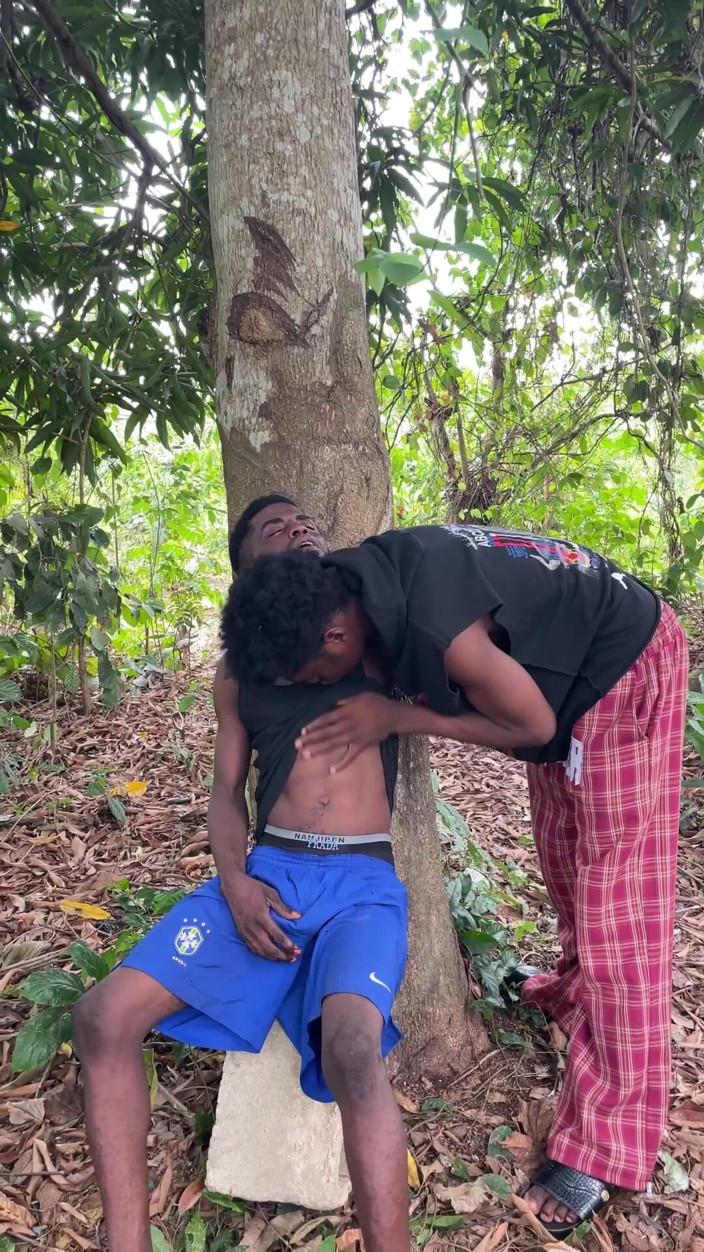 Vicfairy: Zwarte misdadiger ontspannend in de bush