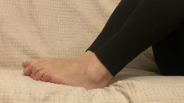 PriyaNaavya: Masturbar-se aos meus pés enquanto eu te ignoro