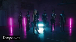 Djupare. Joanna visar Evelyn att det finns så mycket mer