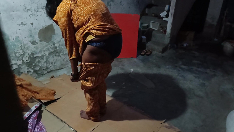 Nirman: Bhabhi s velkým zadkem se převléká a boy watchig