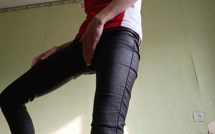 Lesbian-illusion: Masturbuję się z moją sąsiadką w mieszkaniu, podczas gdy ona...
