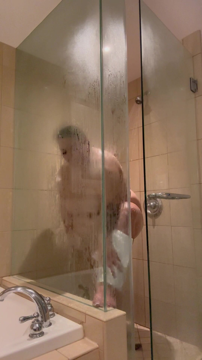 SofieeSoles: 샤워 중 젖어 있는 육덕 거유