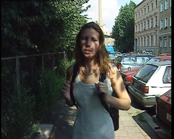 YOUR FIRST PORN: Polonyalı Nicole Alman sokaklarında yaklaştı