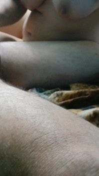 MILF montel memberikan handjob pancutan mani