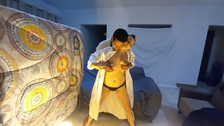 Mr Cute Cock: Vypadá nevinně, ale MILF odvedle miluje, jak se hluboko vrtá část 4