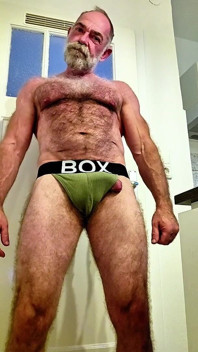 Behaar der mann versucht jockstrap