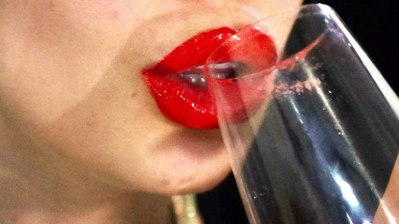 Goddess Misha Goldy: Labios rojos y un juego con líquidos y saliva! ¡Leche y...